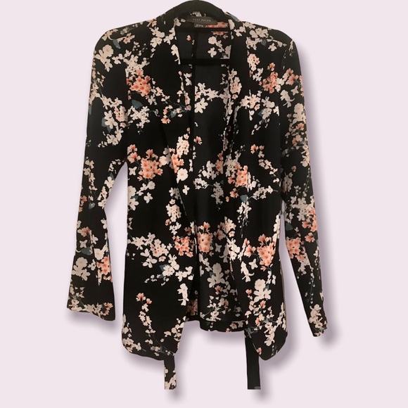 🌟SALE 2/$10.00‼️ Suzy Shier Women’s Black/Floral Blouse / Belted Waist size M - Picture 6 of 9